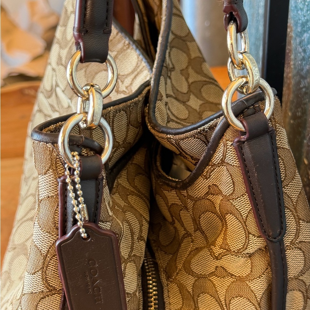 Coach 2010’s Signature Phoebe Carryall - Picture 7 of 16